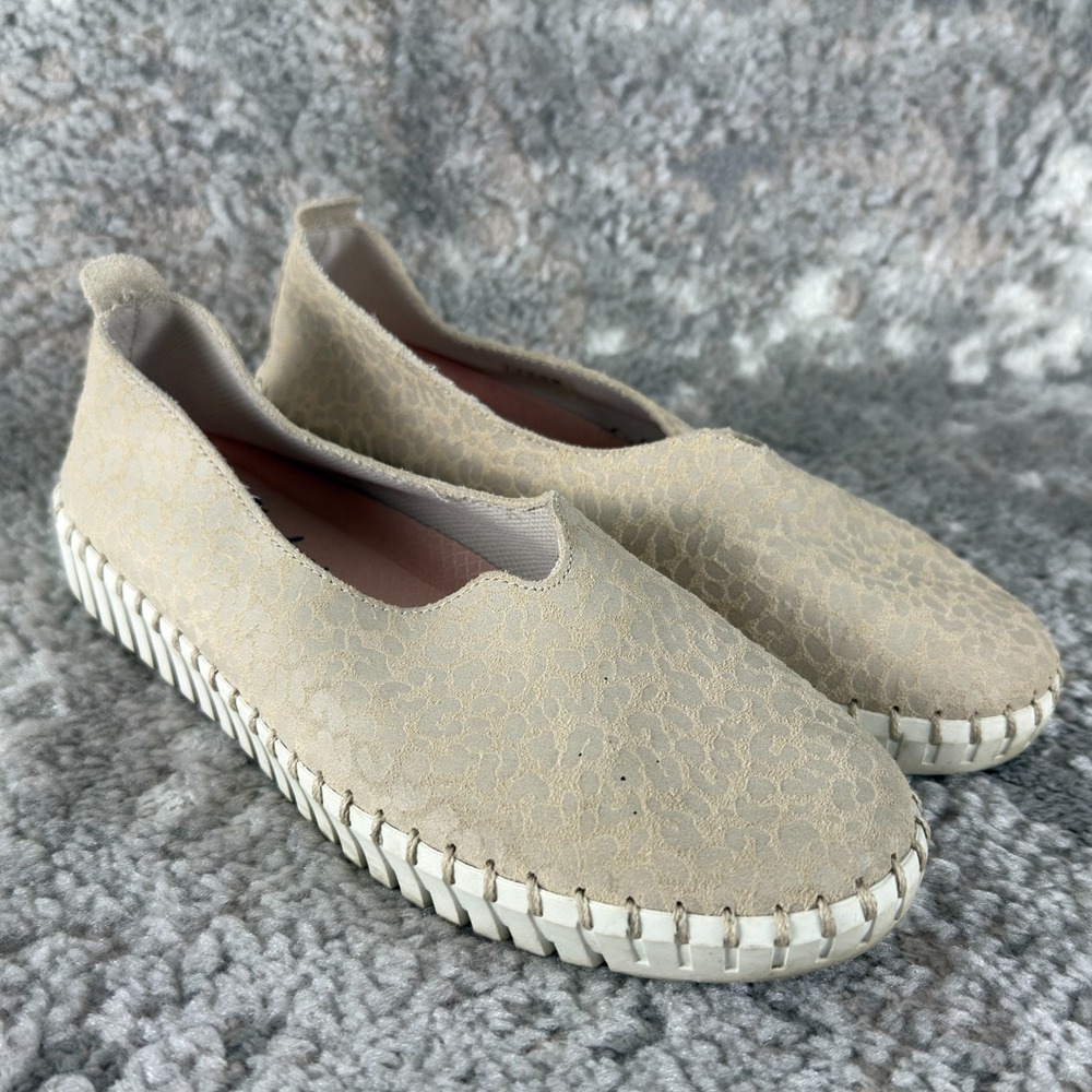 Skechers Size‎ 7 Slip On Casual Walking Leather Shoes Beige Flat Comfort